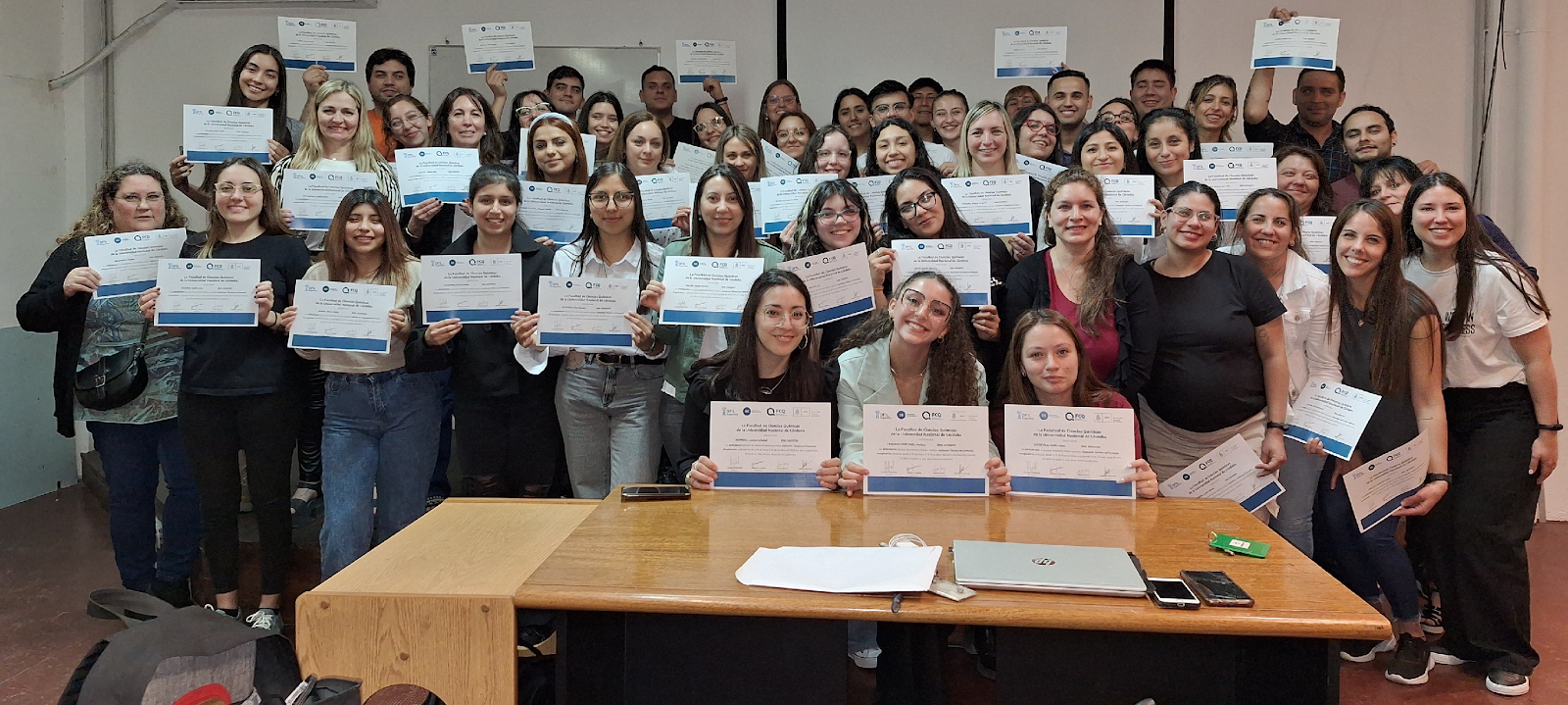 Entrega de certificados de aprobación del curso al cierre de la jornada.