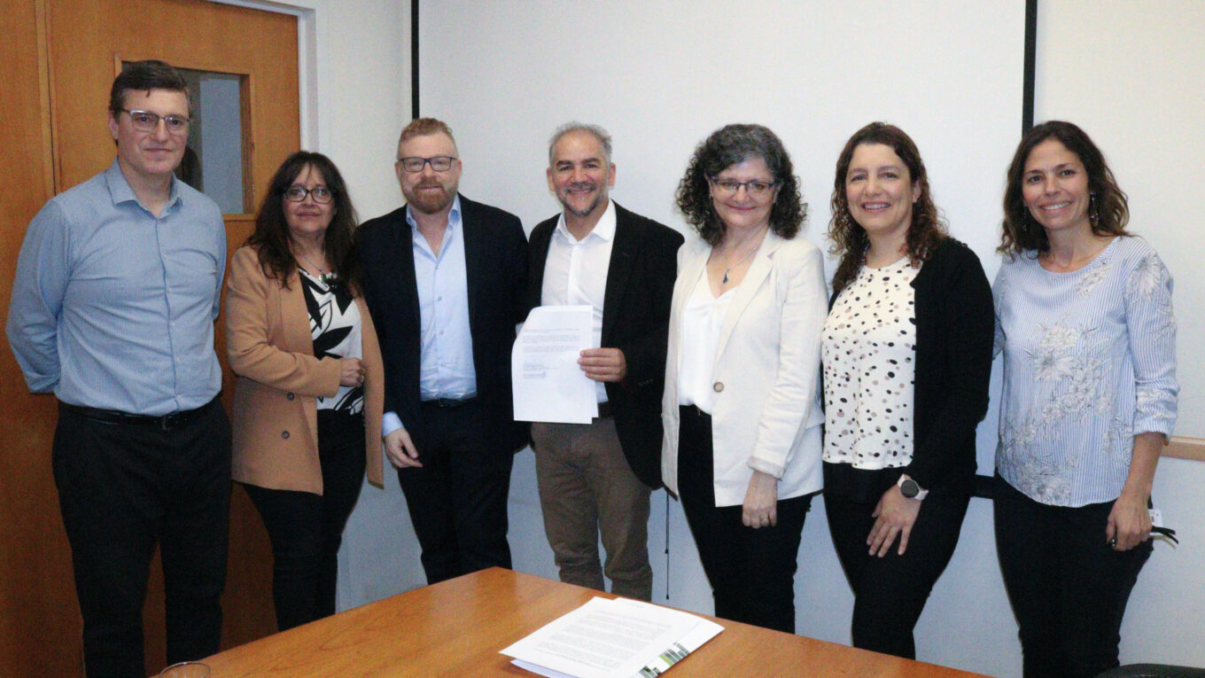 En el marco de su visita a la Facultad de Ciencias Químicas (UNC) -donde comenzó su carrera científica a partir de la caracterización de la galectina-1 y sus implicancias en la regulación de la respuesta inmune- el pasado 14 de noviembre Gabriel Rabinovich firmó un acuerdo de colaboración con esta unidad académica para facilitar la interacción y colaboración en distintas líneas de estudio y apoyar la investigación de jóvenes.