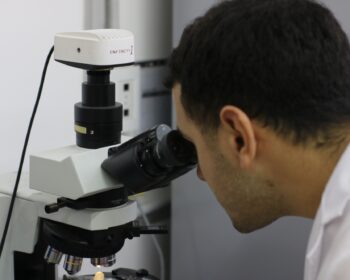 cientifico_microscopio