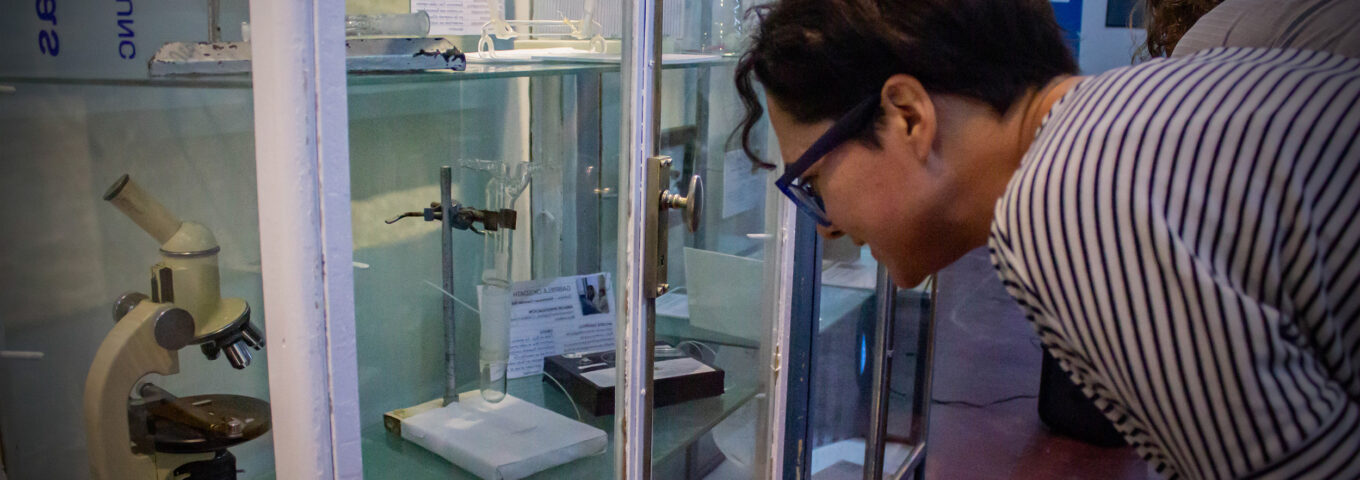 El Museo inauguró una exposición que destaca el trabajo de 18 científicas de la FCQ