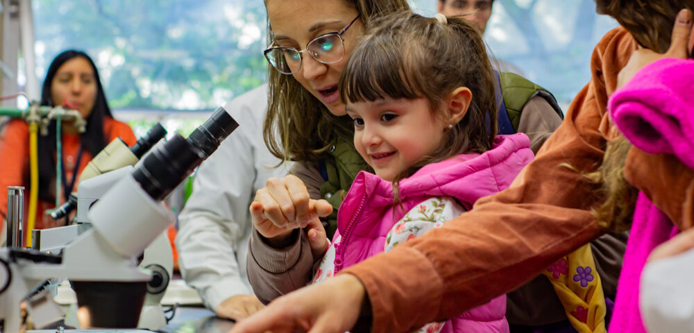 Todo es ciencia: miles de personas jugaron y experimentaron en el museo de la FCQ