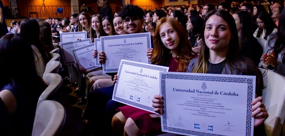 128 egresadas y egresados recibieron su título de grado y posgrado