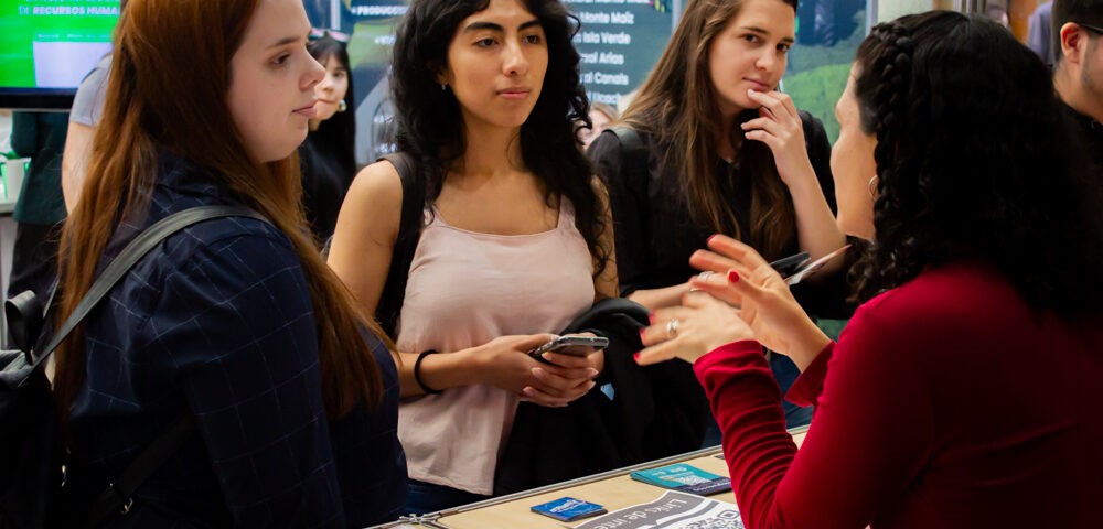Estudiantes y comunidad graduada de la FCQ en las Jornadas de Inserción Profesional y Feria de Empleo de la UNC