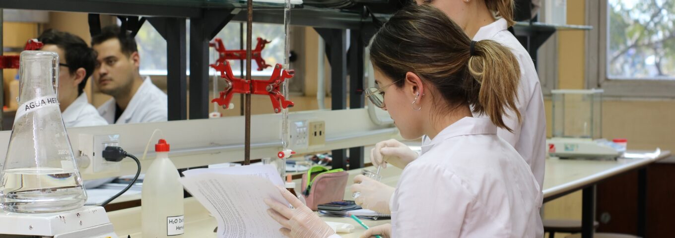 Competencias, Innovación y Liderazgo en Farmacia y Bioquímica: la FCQ será sede de una jornada organizada por la ANFyB y el apoyo del laboratorio Roemmers