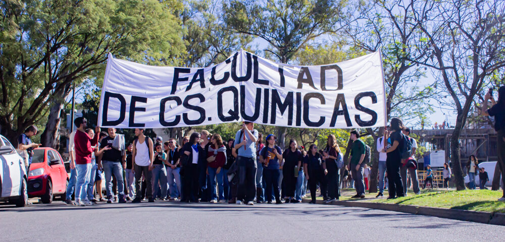 La comunidad de la FCQ marchó para reclamar el cumplimiento de la Ley de Financiamiento Universitario