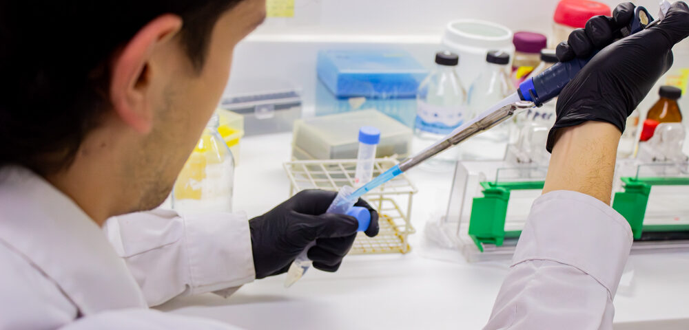 Ciencia con mirada social: Equipos de la FCQ investigan procesos químicos de patologías que afectan la salud de los ojos